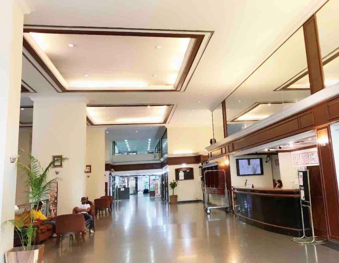 Omnitower Two Bedroom Cozy Apartment Bangkok