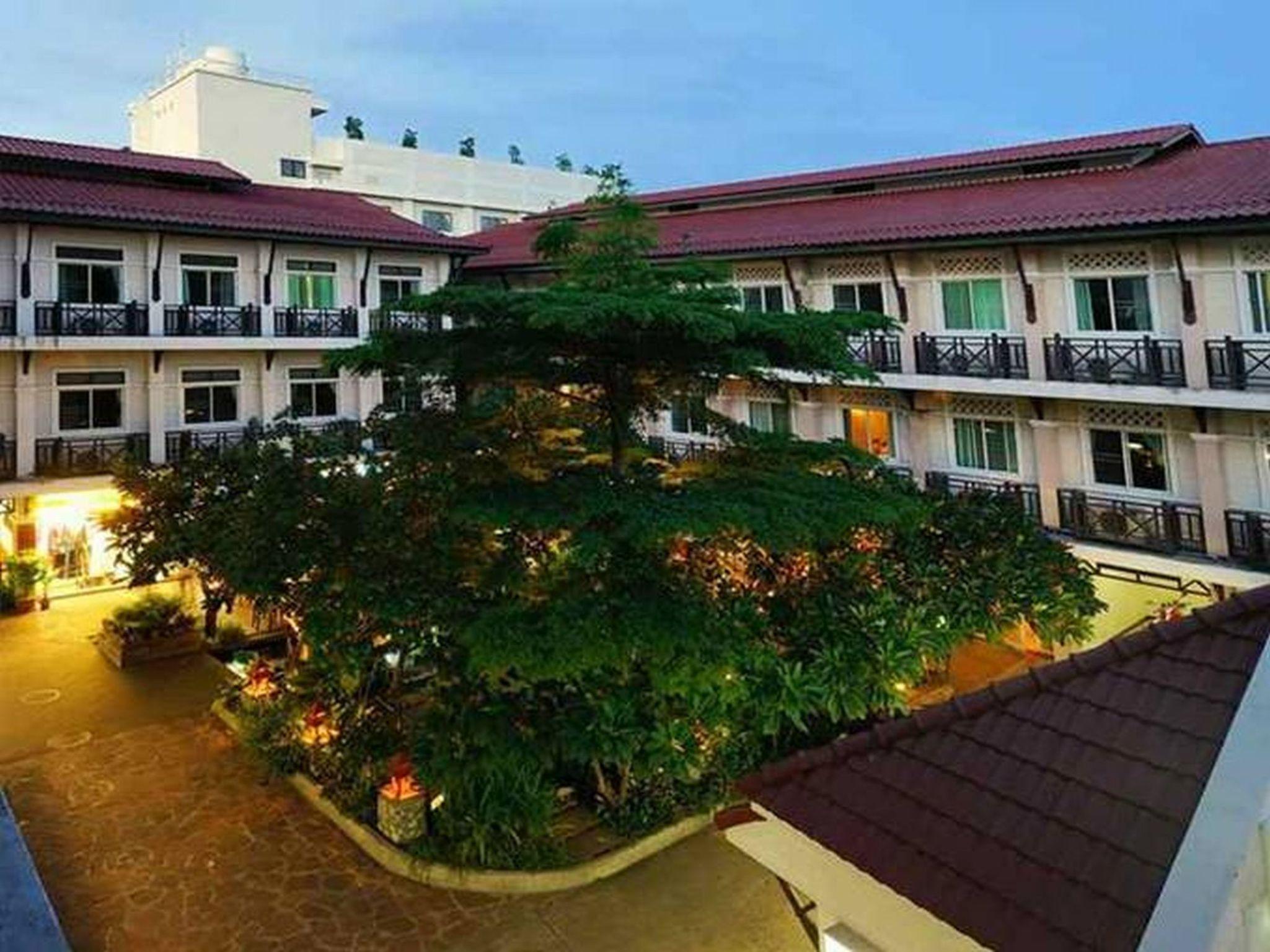 Inn Rambuttri Village Plaza