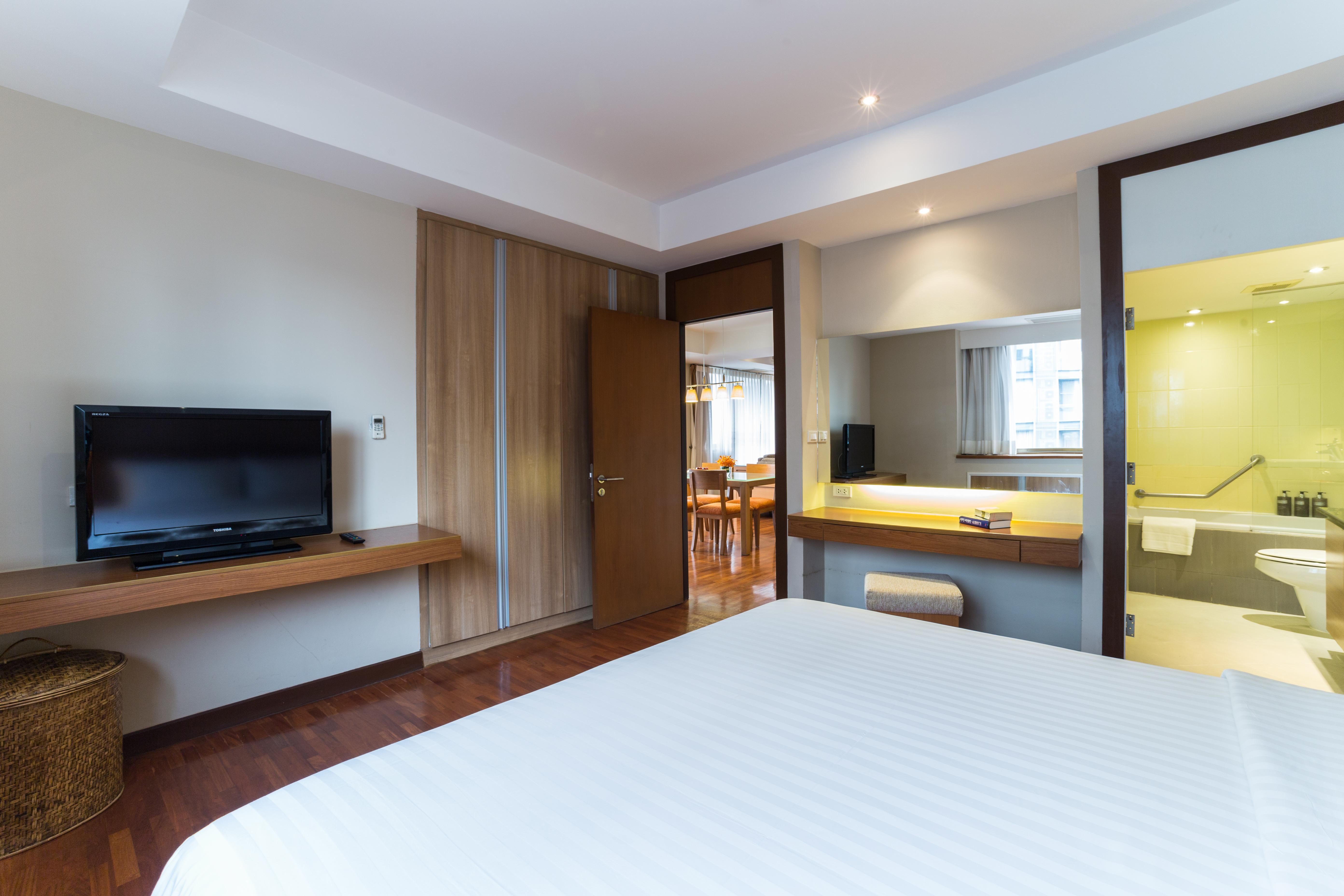 Bandara Silom, Hotel