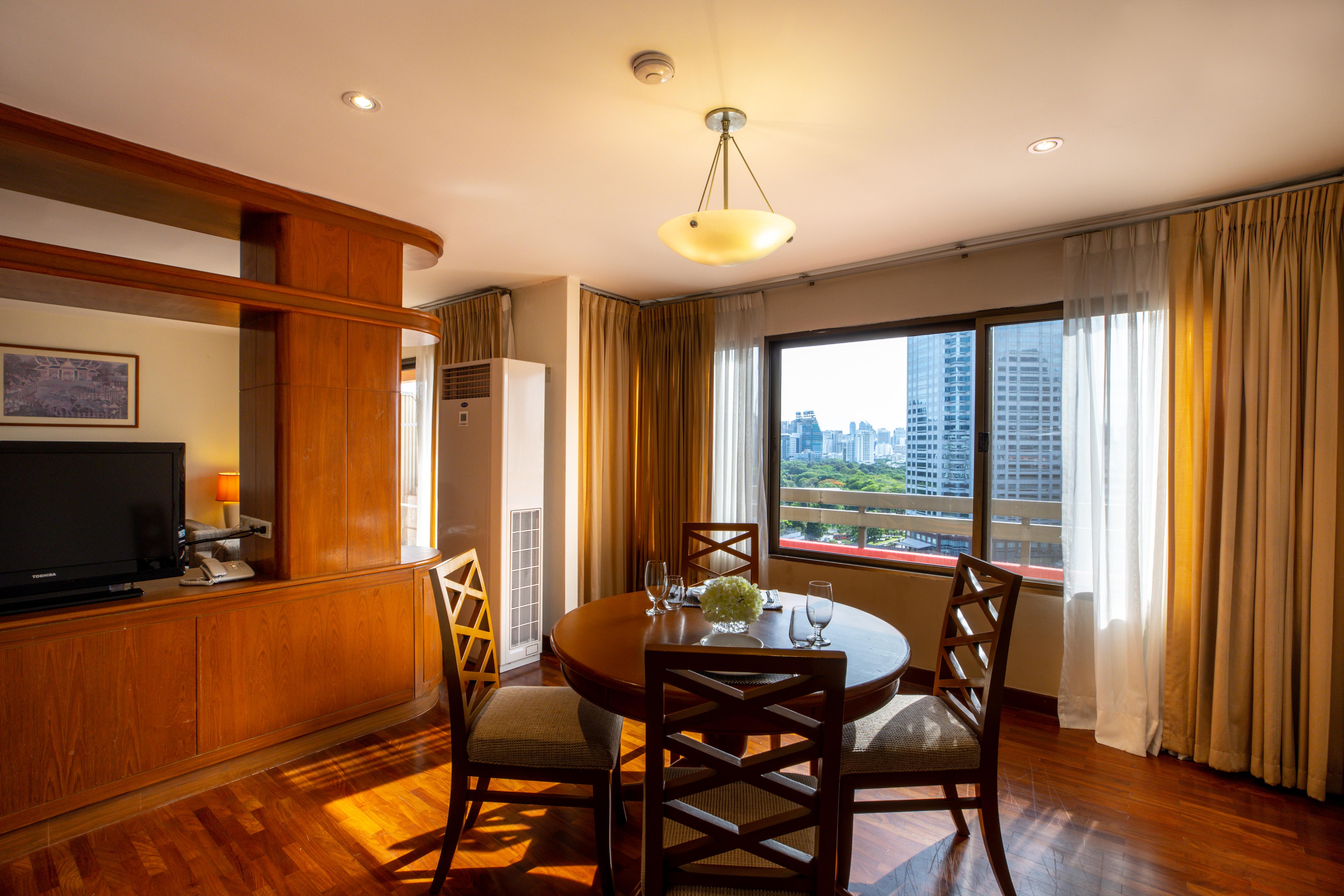 Bandara Silom, Hotel