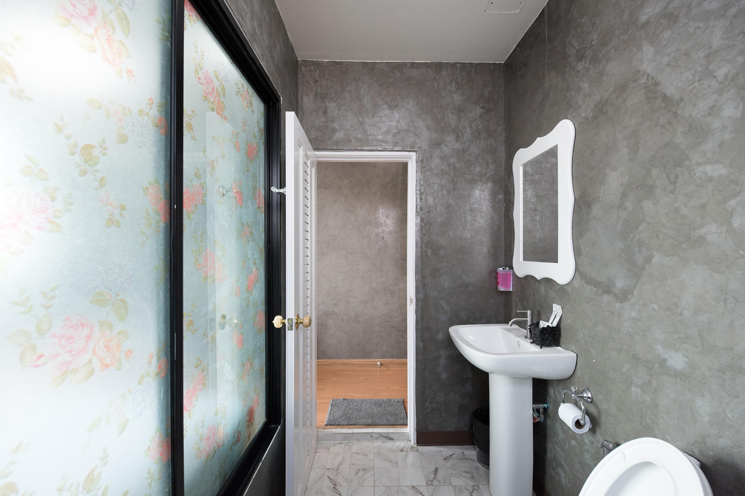 5 Chang Palace Hotel
