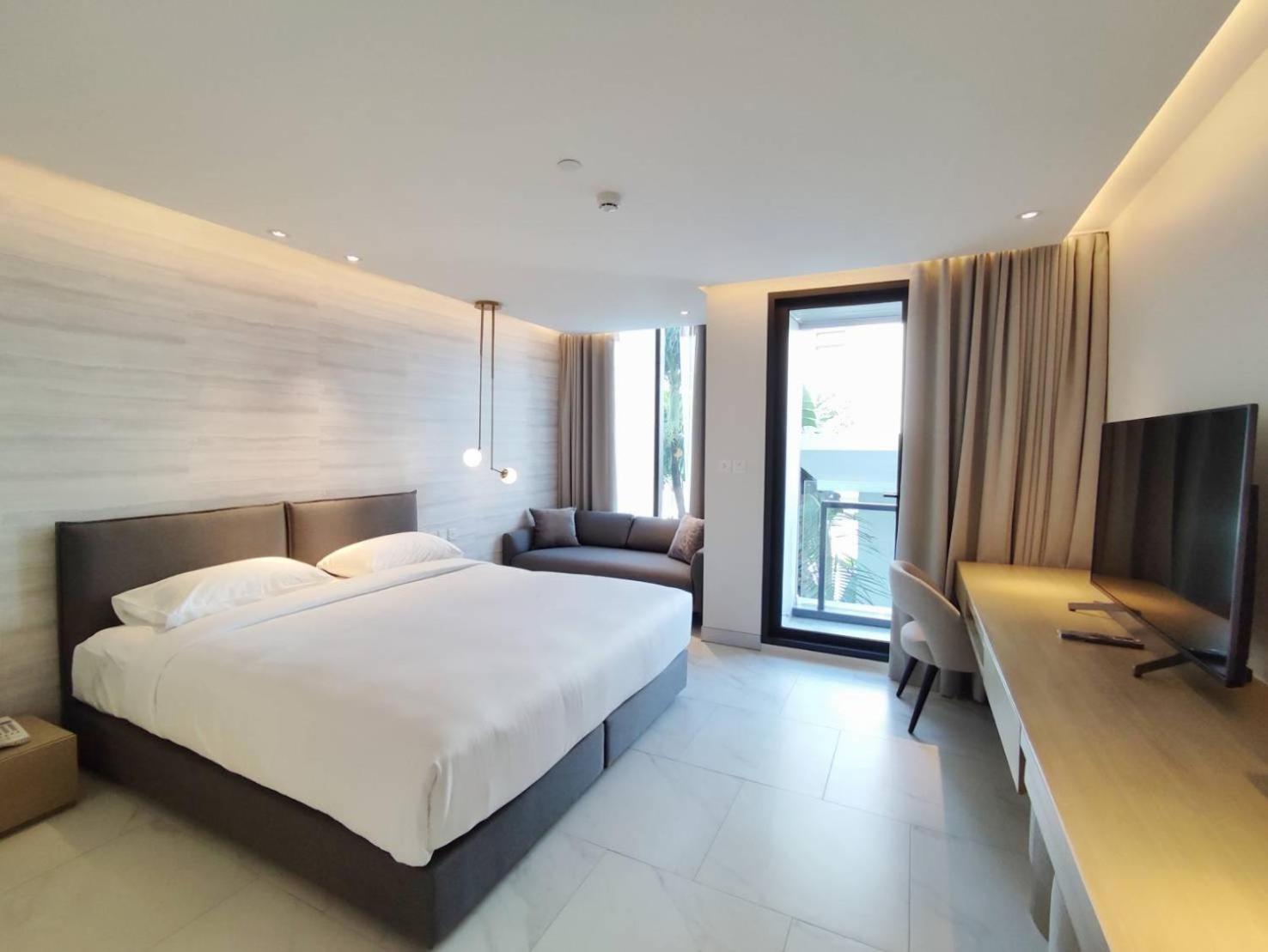 Ashley Thonglor 4*
