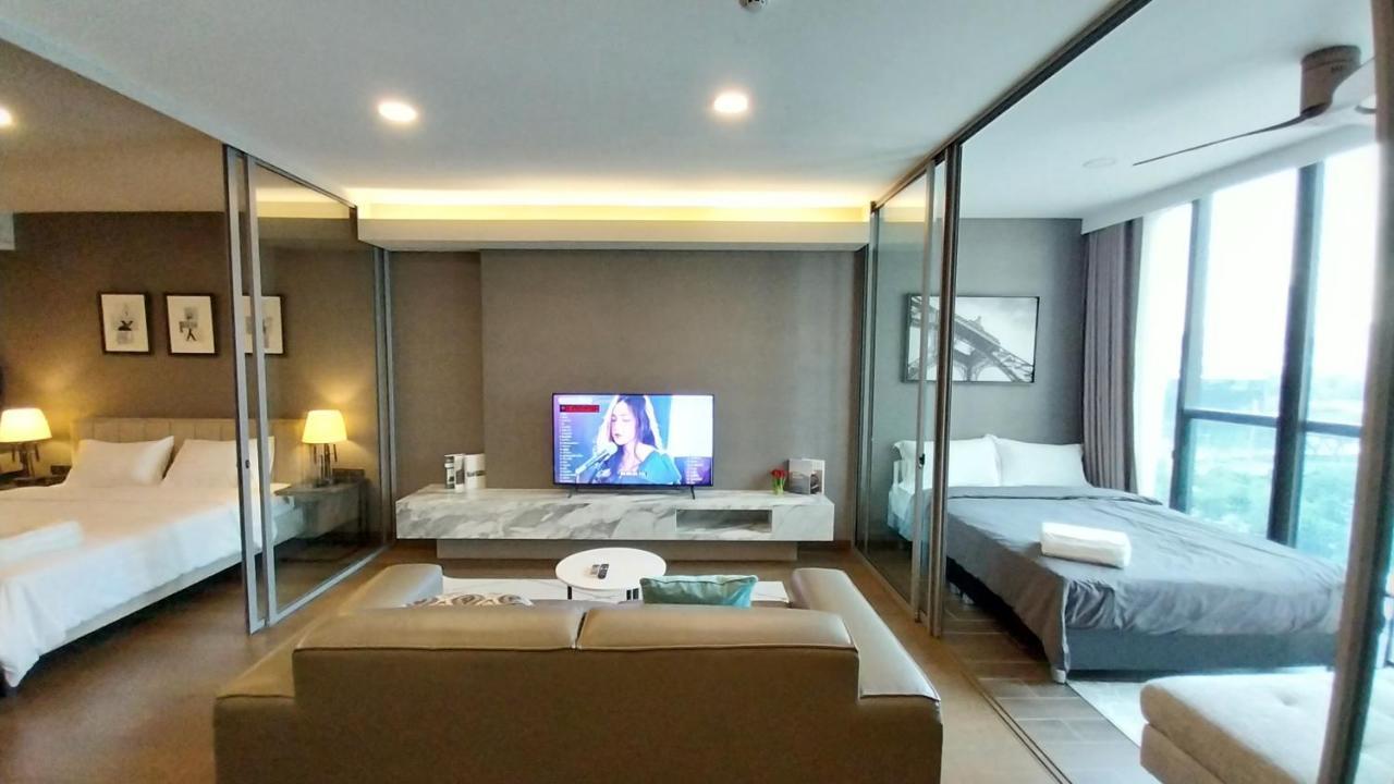 Luxury Queen Sirikit Asok Termianl 21 Bangkok
