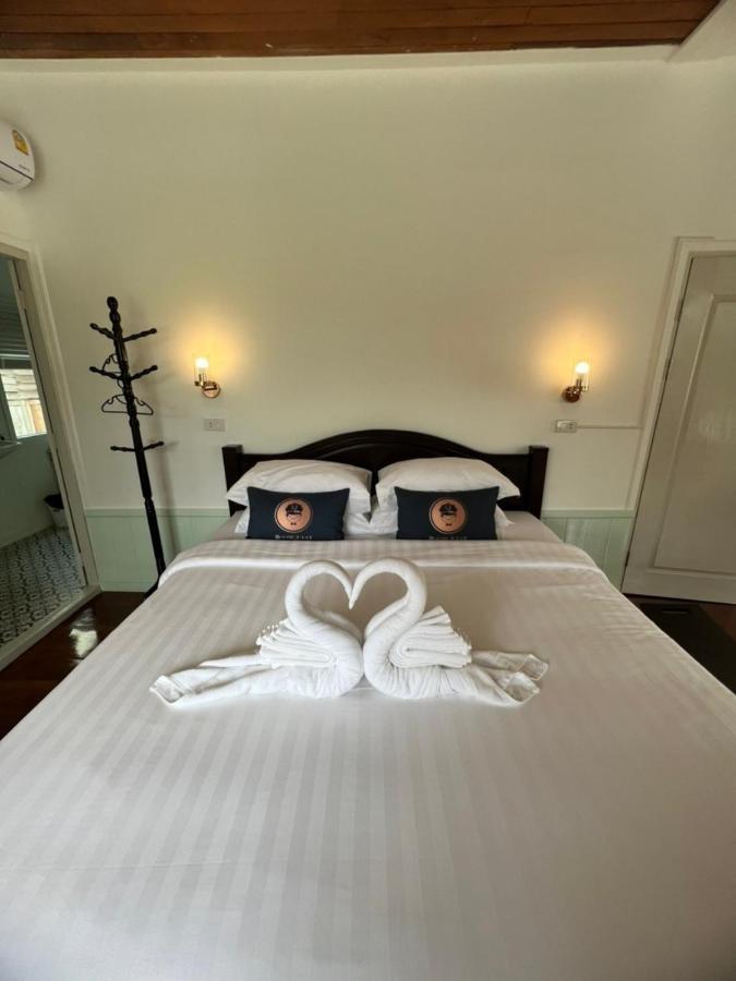Roomquest Rim Praya Dinsor Road Hotel Bangkok