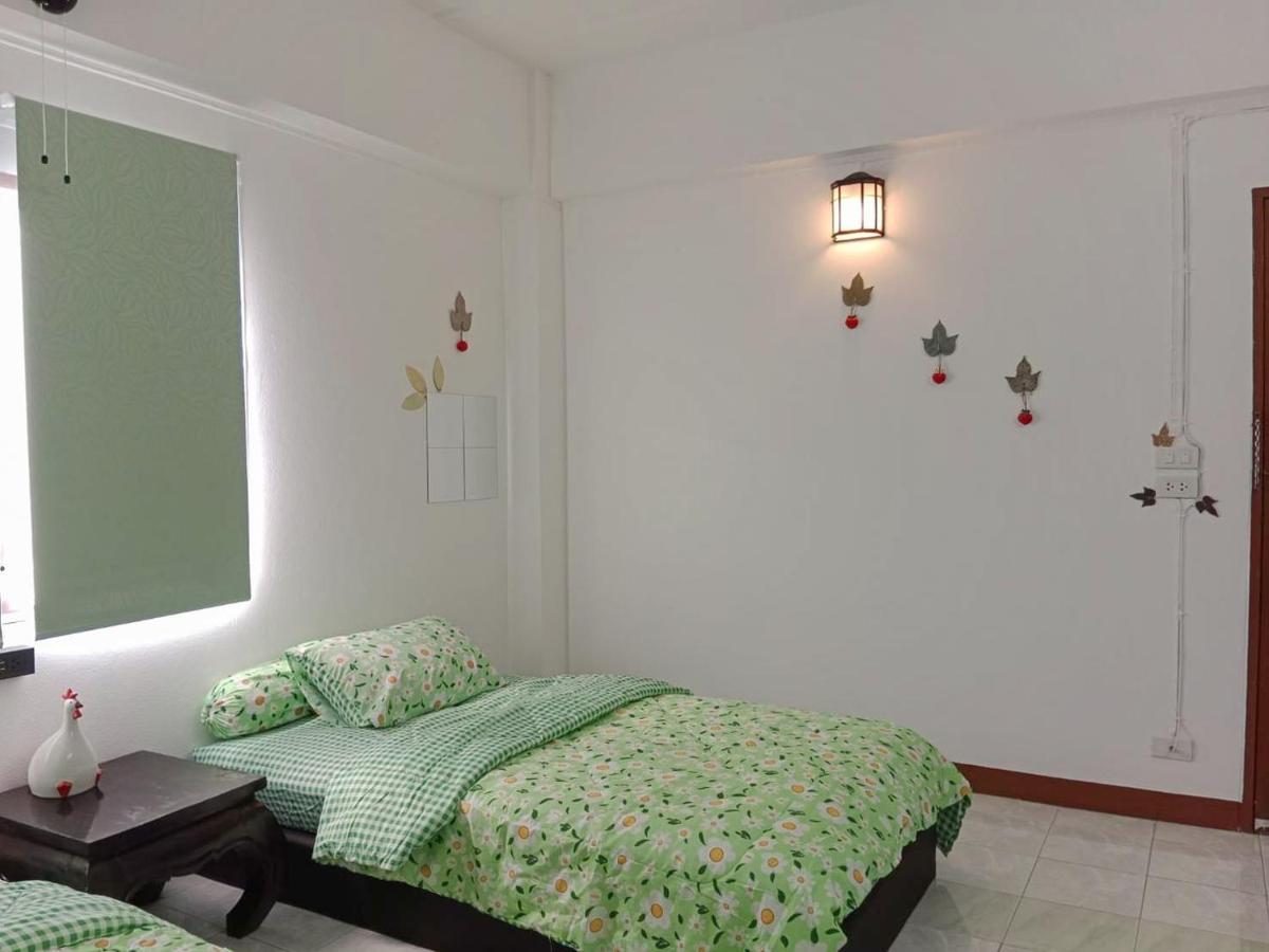 Airport Convenience Inn: Breakfast & Quick Transit Access