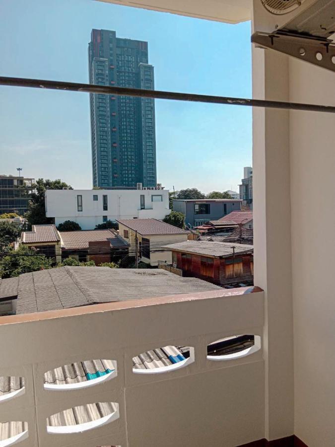 Airport Convenience Inn: Breakfast & Quick Transit Access Bangkok