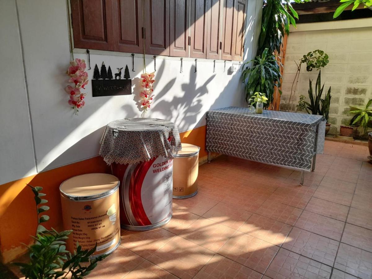 Airport Convenience Inn: Breakfast & Quick Transit Access Apartment