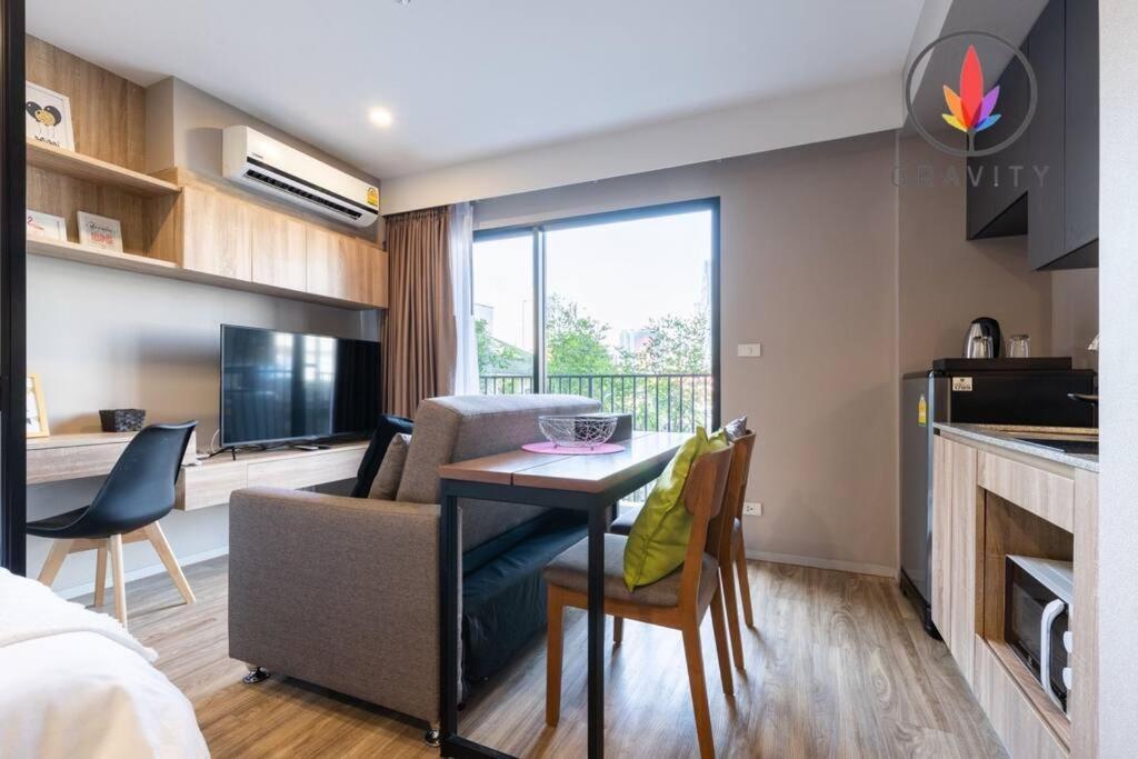 Bts Surasak Riverside Apartment: Ferris Wheel Views & Pool Access Apartment *