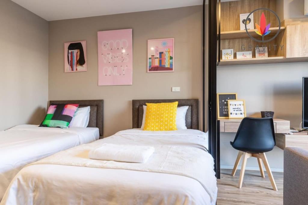 Bts Surasak Riverside Apartment: Ferris Wheel Views & Pool Access