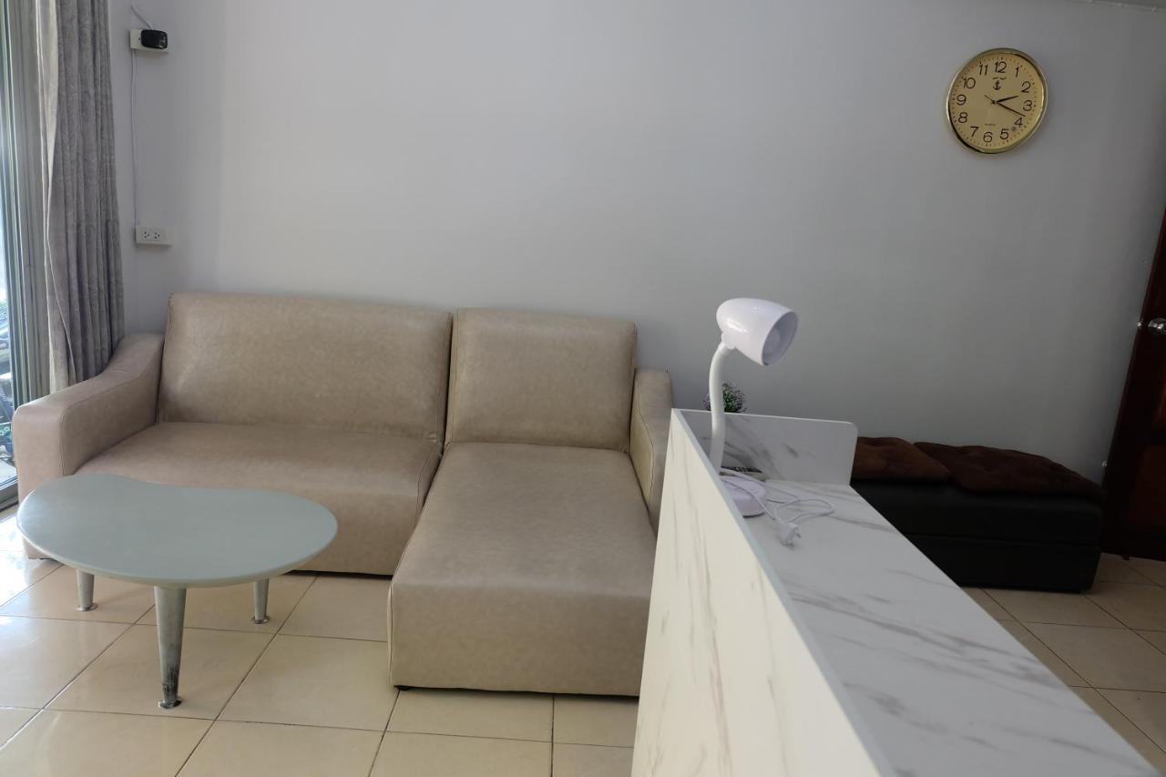 Oyo 75429 '101 Place Navanakorm' 3*
