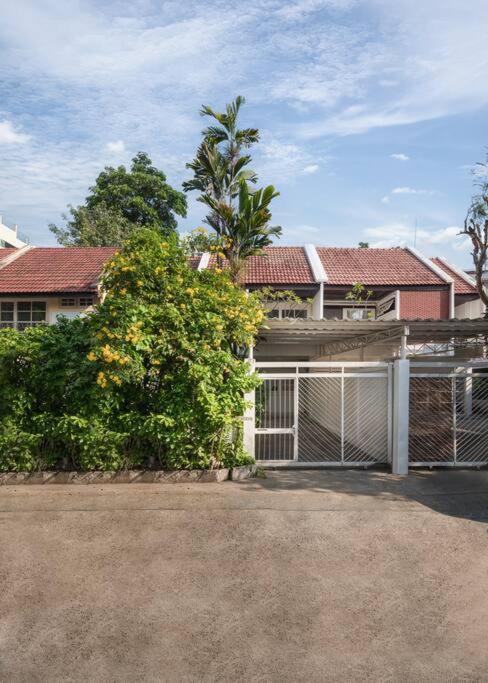 Oasis Townhouse In The Perfect Location *