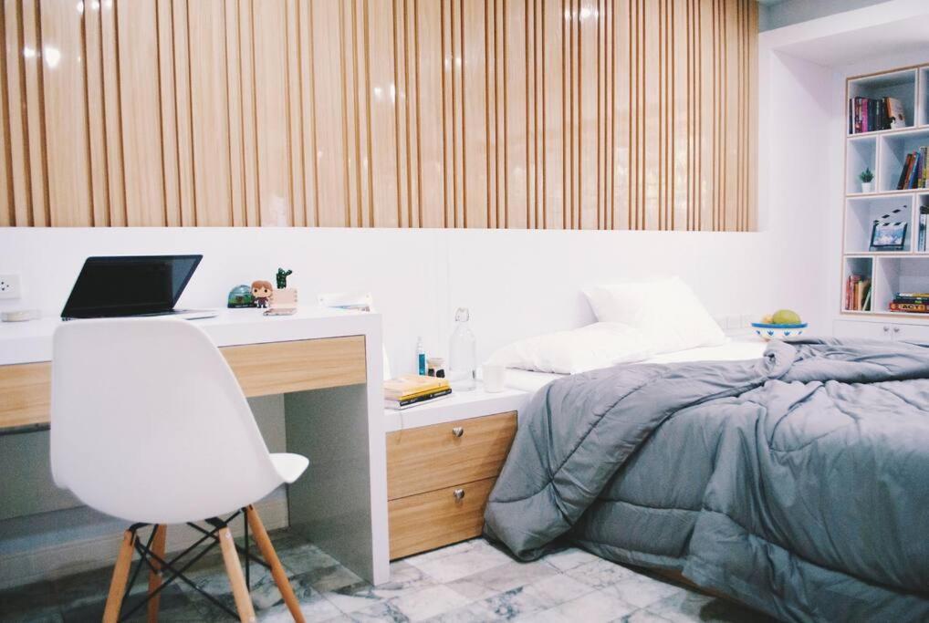 Apartment Double Studio, Private Bath, Shared Kitchen With Local Family By Pillows & Purrs *