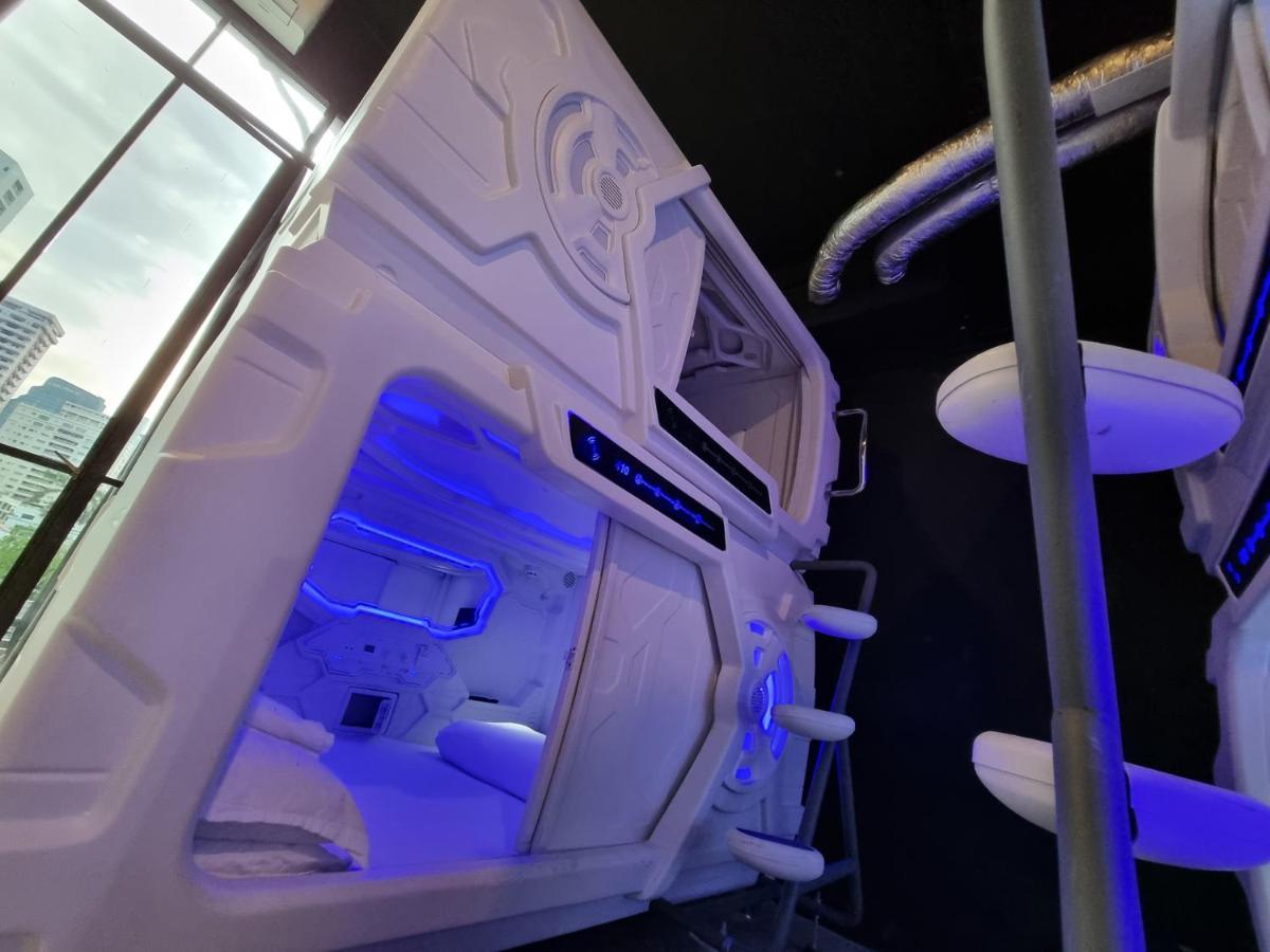Met A Space Pod @phrom Phong