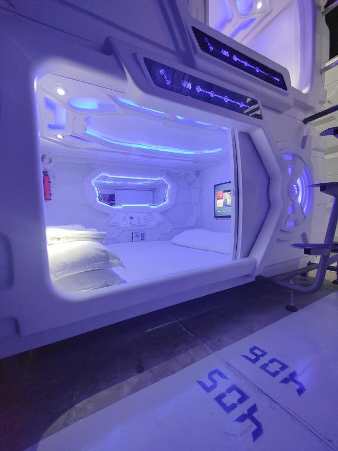 Hostel Met A Space Pod @phrom Phong *