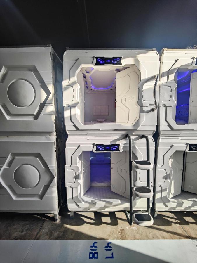 Hostel Met A Space Pod @phrom Phong Bangkok