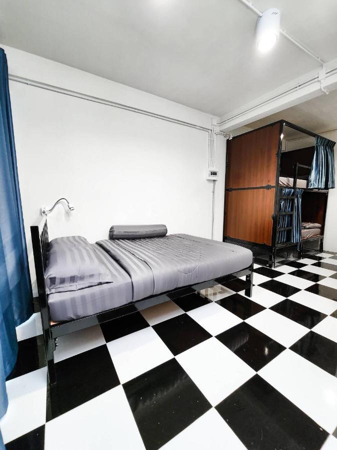 Noir Cafe And Chinatown Hostel