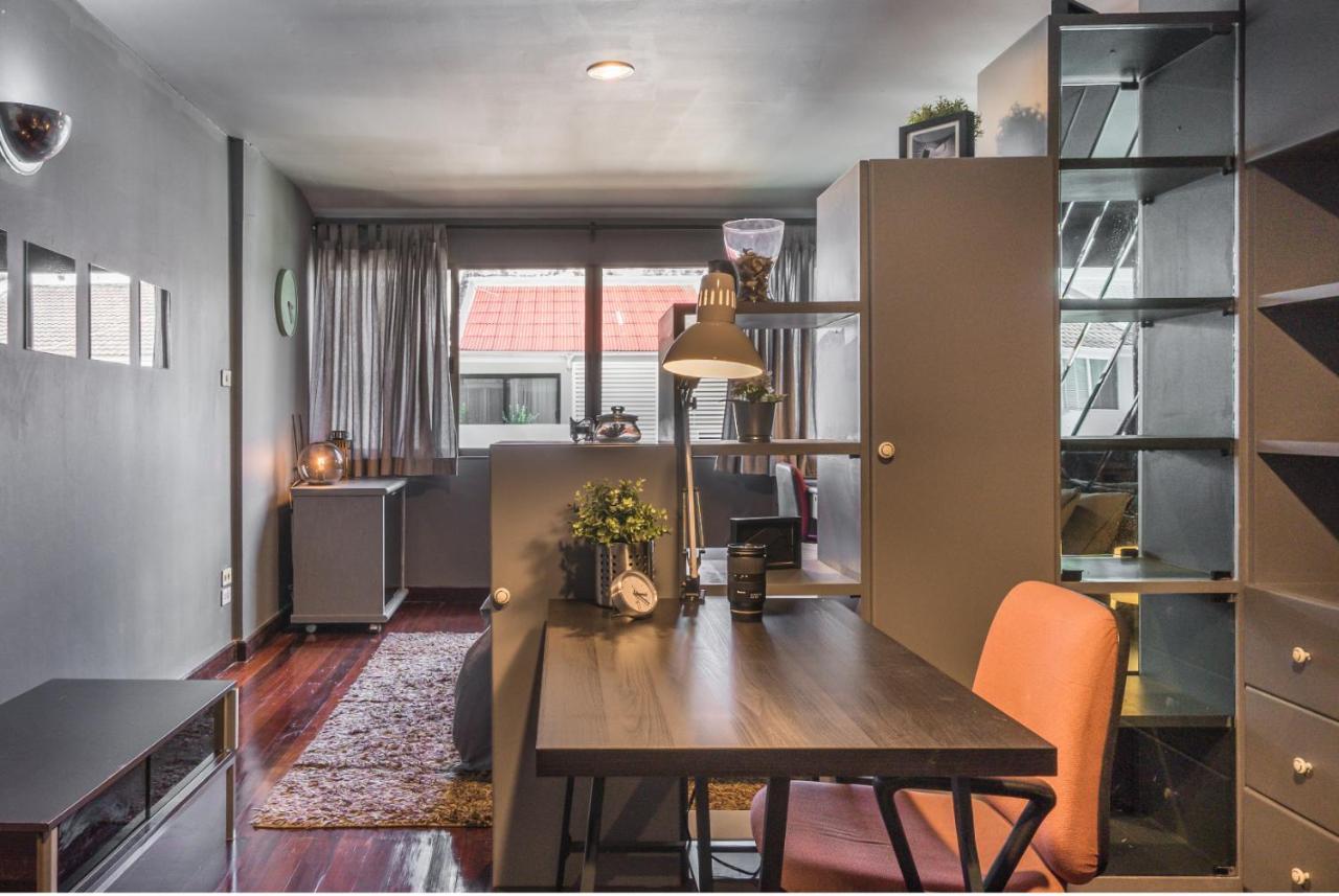 Apartment Laid Back Living In A Retro Chic Retreat