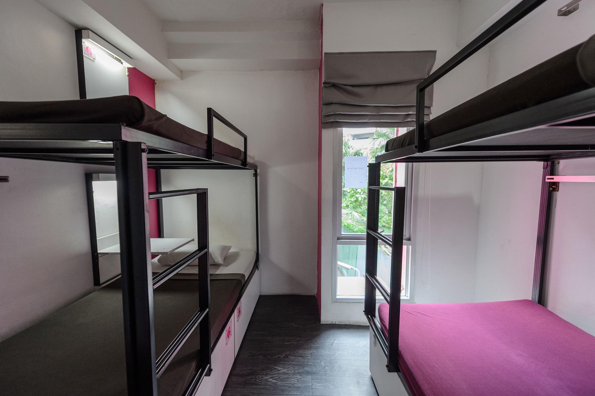 Hostel Cheqinn - Sukhumvit 4 Nana Plaza *