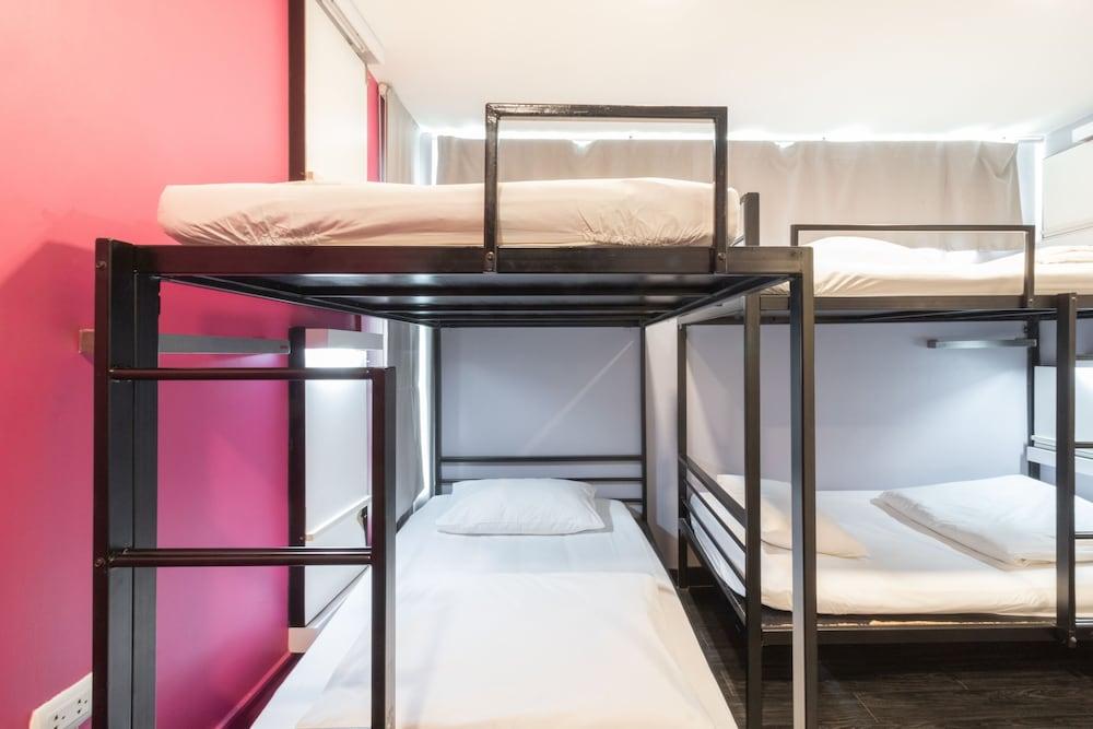 Cheqinn - Sukhumvit 4 Nana Plaza *