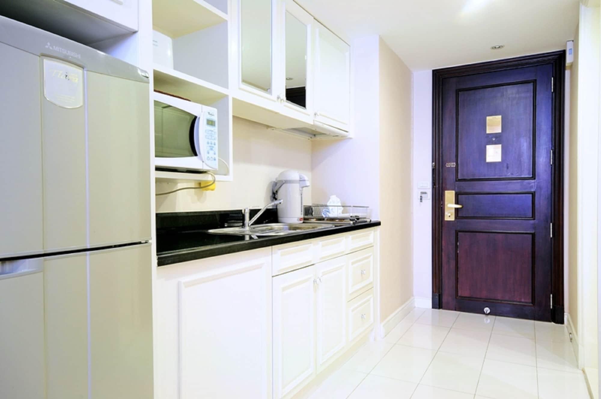Centre Point Plus Hotel Silom - Newly Renovated Hotel 4*