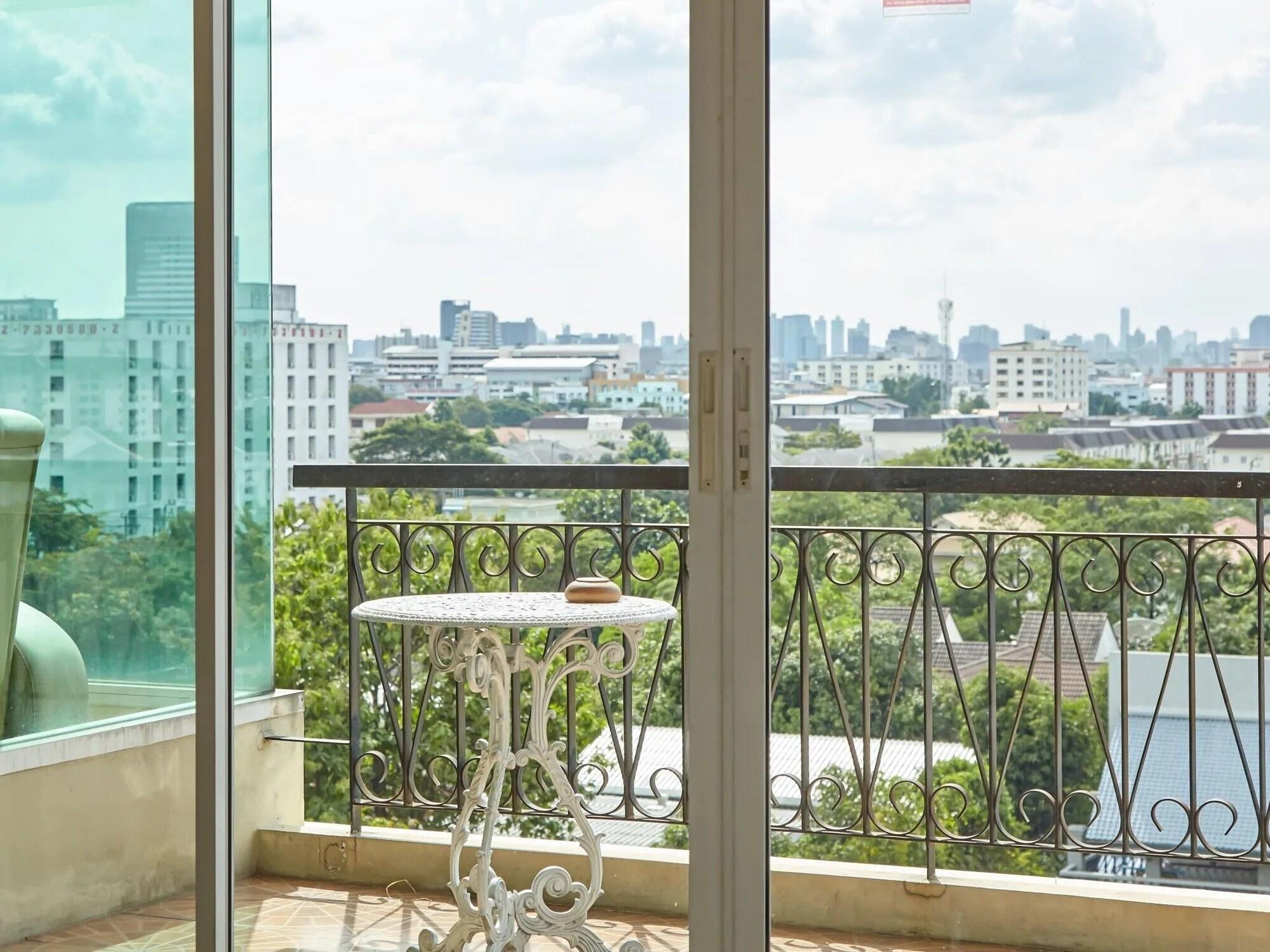 Metro Point Hotel 4*