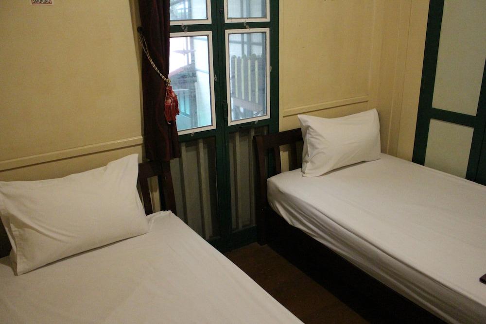 Samsen Sam Place Homestay Bangkok