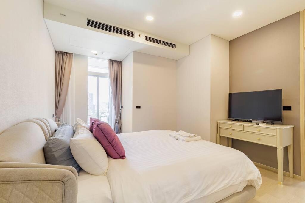 Apartment 2 Bedrooms, 300 Metres Bts Ekkamai,sukhumvit Bangkok