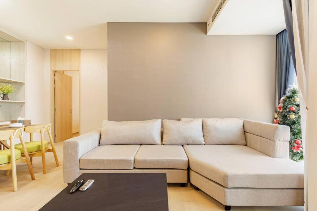 2 Bedrooms, 300 Metres Bts Ekkamai,sukhumvit Apartment