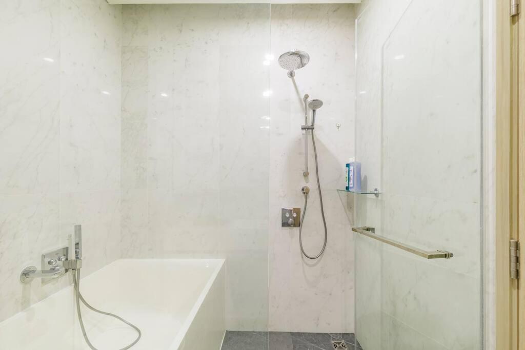 2 Bedrooms, 300 Metres Bts Ekkamai,sukhumvit * Bangkok