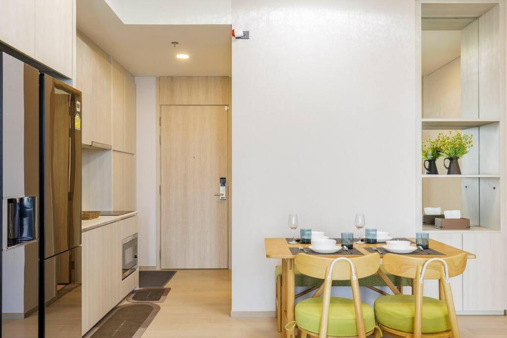 2 Bedrooms, 300 Metres Bts Ekkamai,sukhumvit Apartment Bangkok