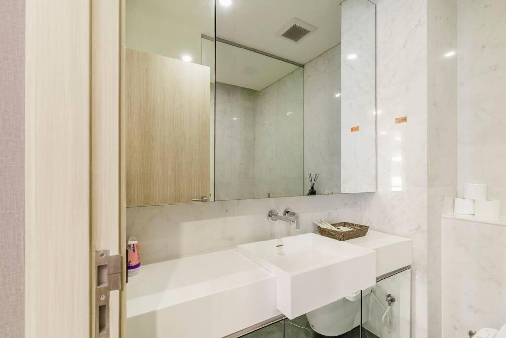 2 Bedrooms, 300 Metres Bts Ekkamai,sukhumvit Apartment