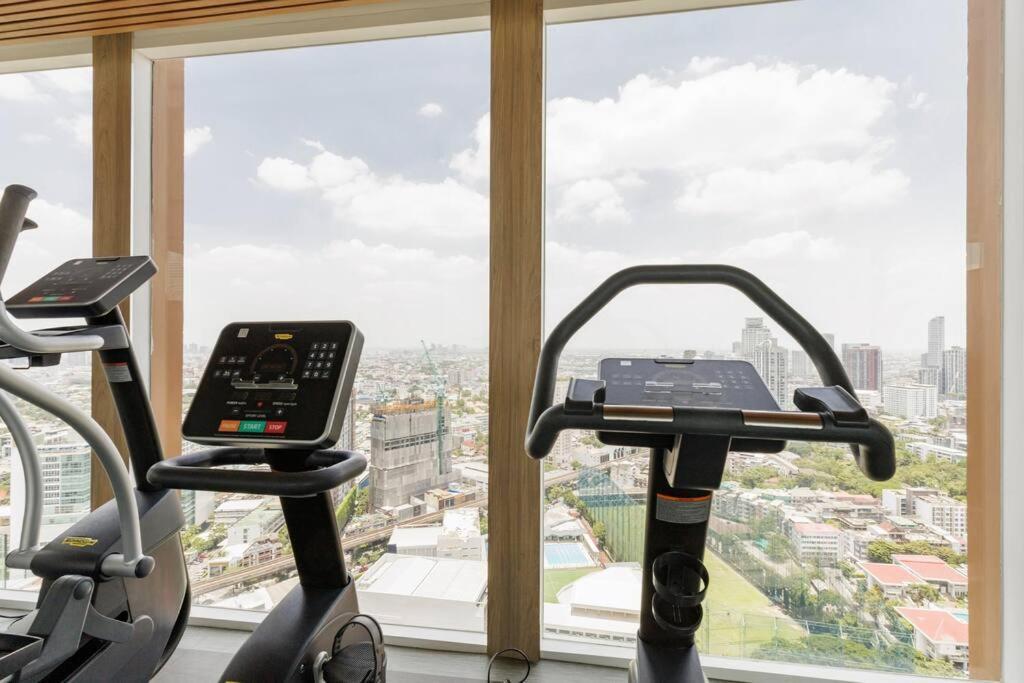 2 Bedrooms, 300 Metres Bts Ekkamai,sukhumvit Apartment *