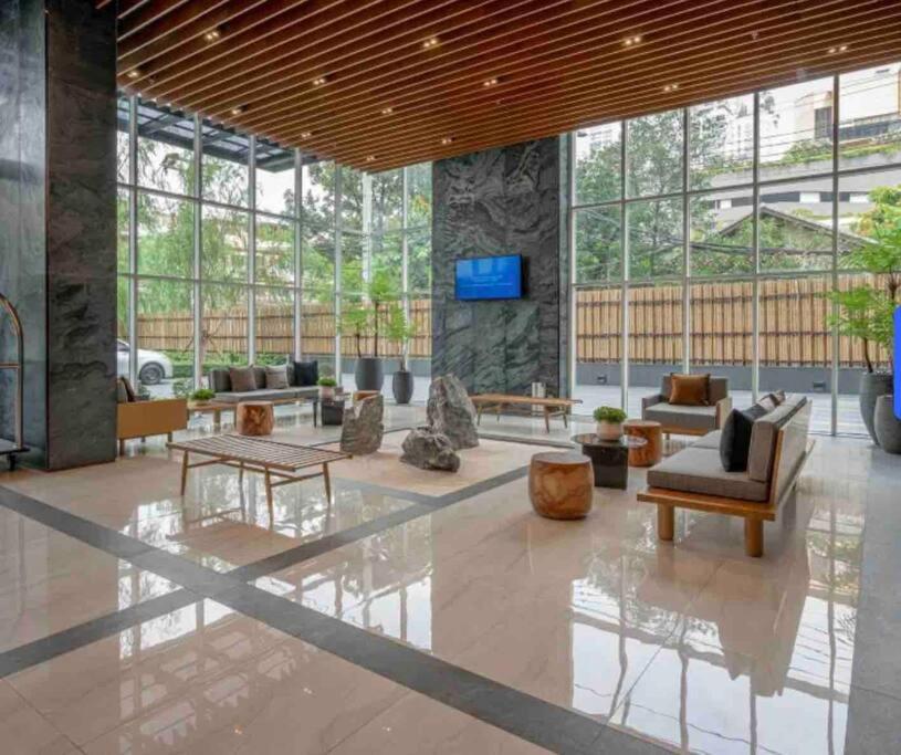 2 Bedrooms, 300 Metres Bts Ekkamai,sukhumvit Apartment