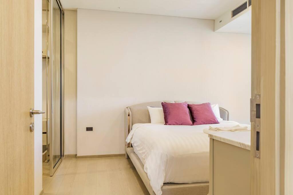 2 Bedrooms, 300 Metres Bts Ekkamai,sukhumvit Apartment *