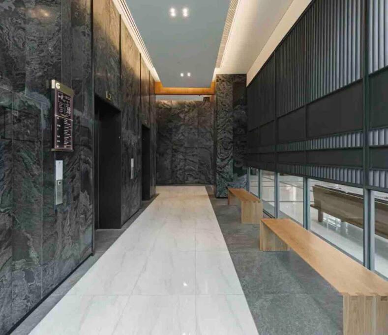 2 Bedrooms, 300 Metres Bts Ekkamai,sukhumvit Apartment
