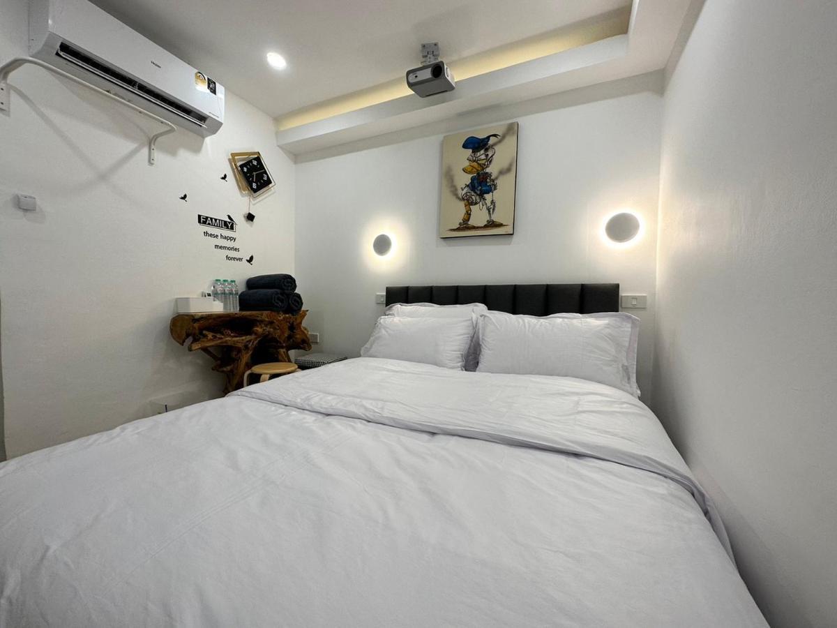 The White Den Sukhumvit 44 * Banguecoque