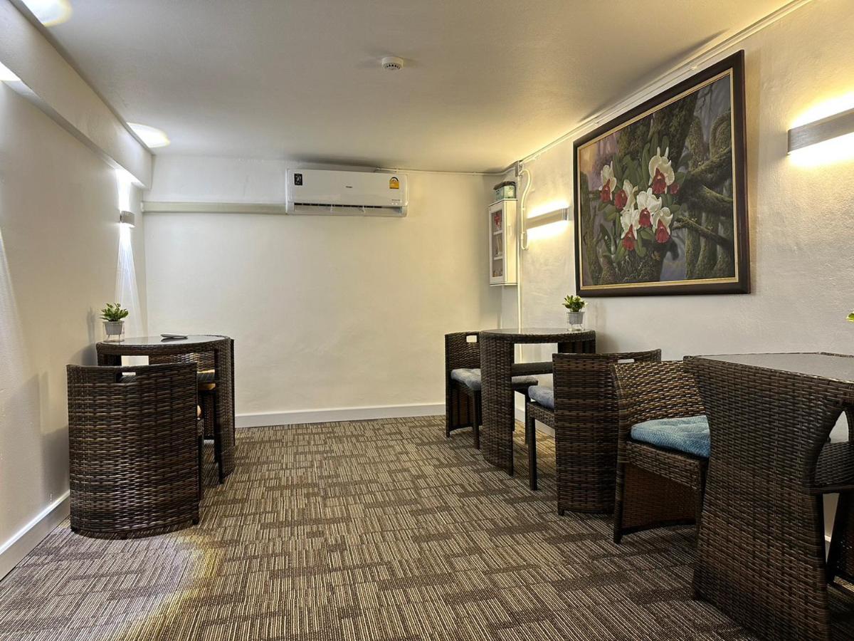 The White Den Sukhumvit 44 Albergue Banguecoque