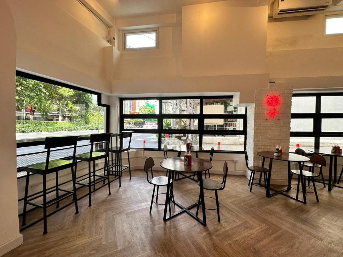 Albergue The White Den Sukhumvit 44 *