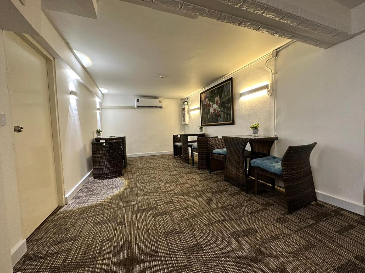 The White Den Sukhumvit 44 Albergue *