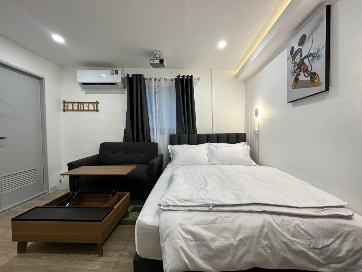 The White Den Sukhumvit 44 Banguecoque