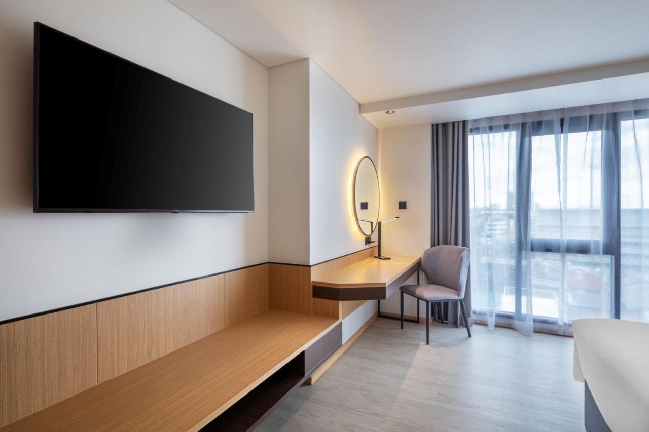 Western Click Sathorn 11 Hotel