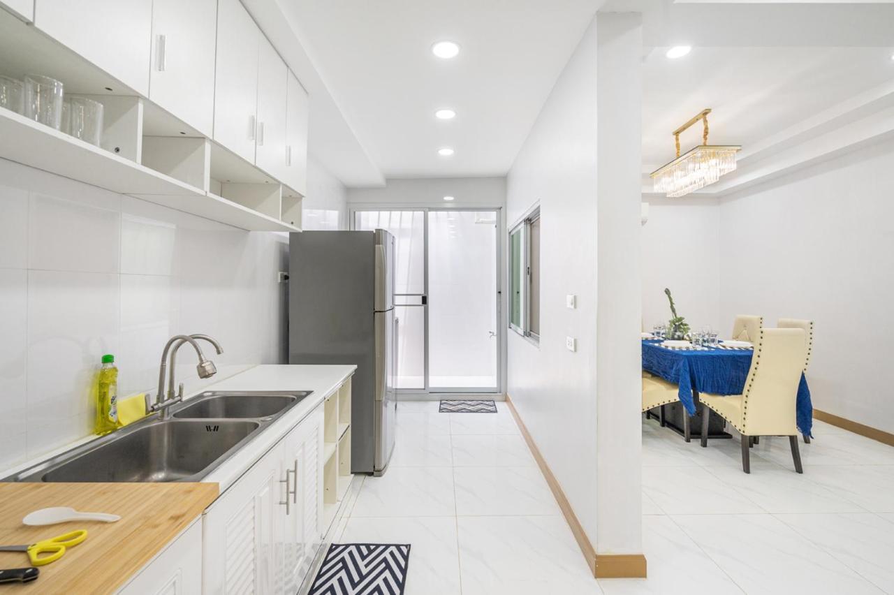 Miq Hk111-4br Ratchada-huaykwang 14pax Bangkok