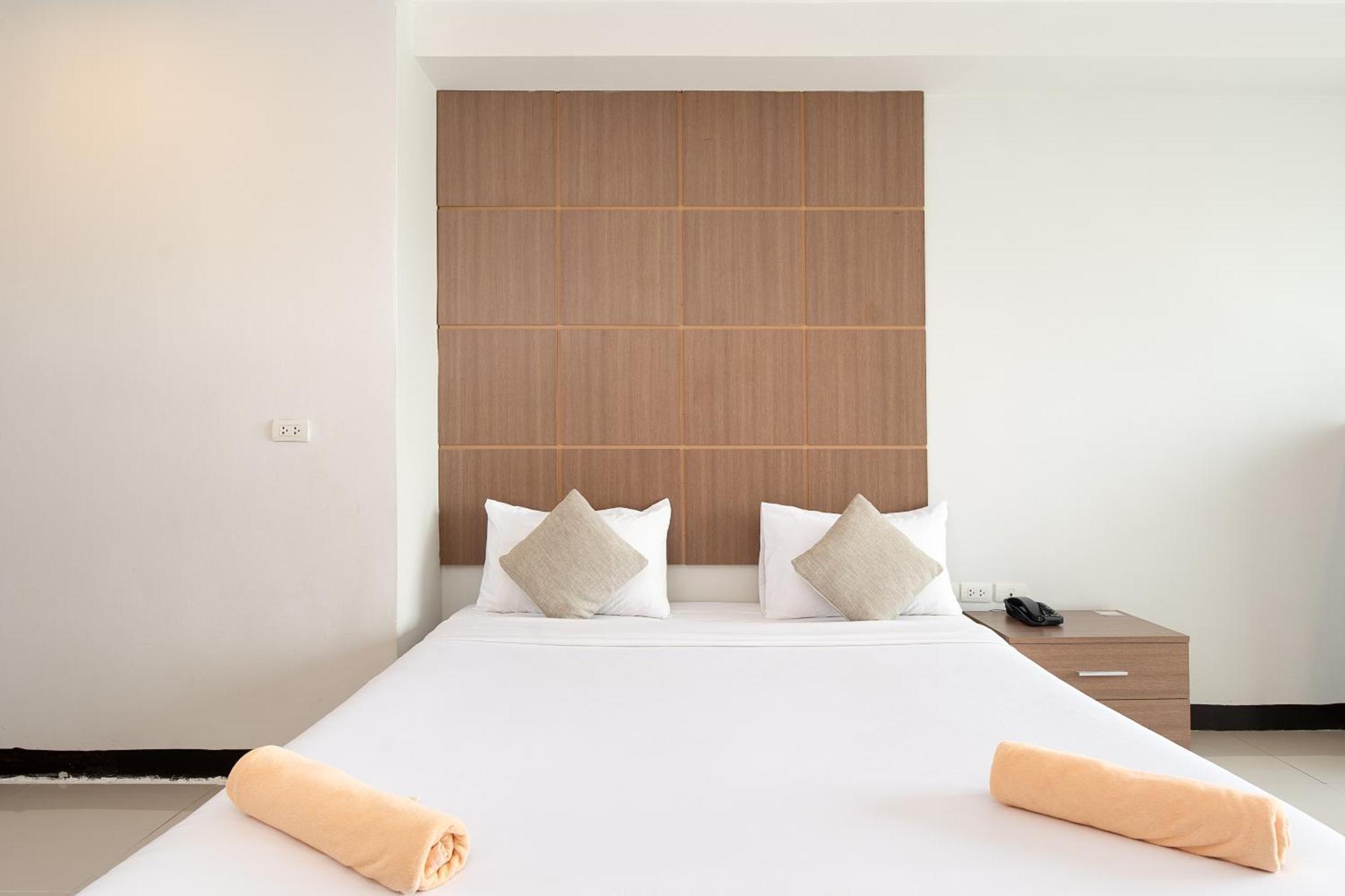 Hotel Leenova Place *