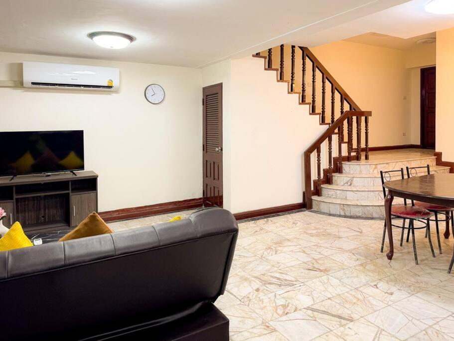Villa Private House 3 Beds + Double Beds In Heart Of Phromphong
