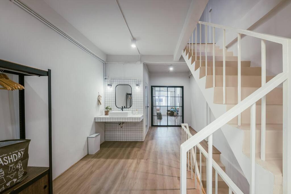 Sukhumvit Entire House 7 Pax - 2 Mins Walk From Skytrain Bangkok
