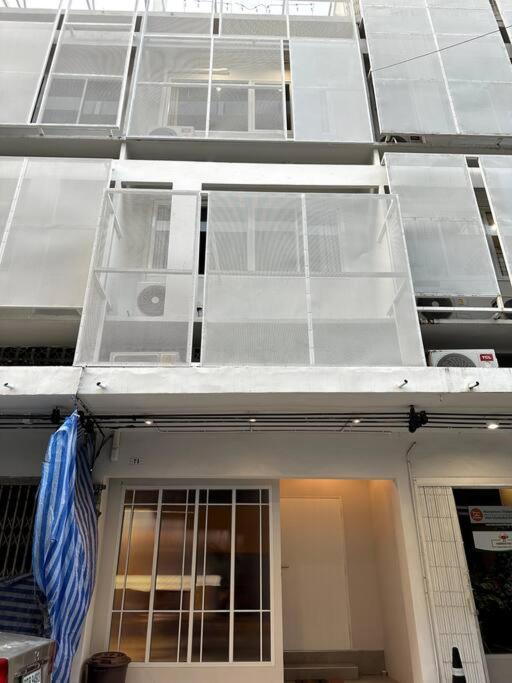 Apartment Sukhumvit Entire House 7 Pax - 2 Mins Walk From Skytrain *