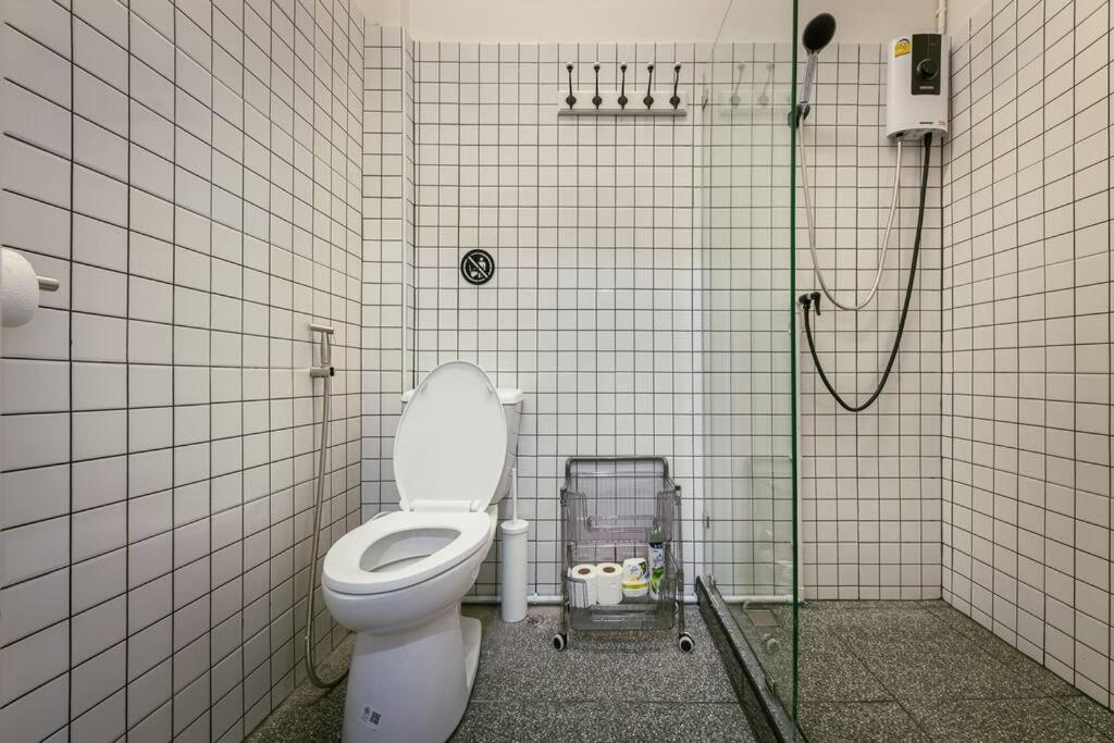 Sukhumvit Entire House 7 Pax - 2 Mins Walk From Skytrain Apartment *