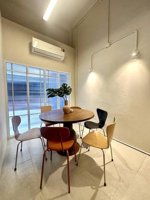 Apartment Sukhumvit Entire House 7 Pax - 2 Mins Walk From Skytrain