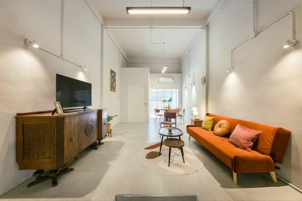 Sukhumvit Entire House 7 Pax - 2 Mins Walk From Skytrain Apartment *