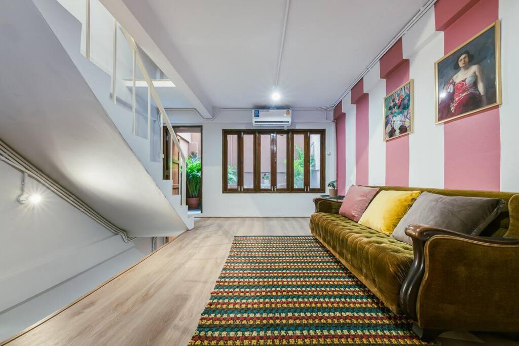 Sukhumvit Entire House 7 Pax - 2 Mins Walk From Skytrain * Bangkok